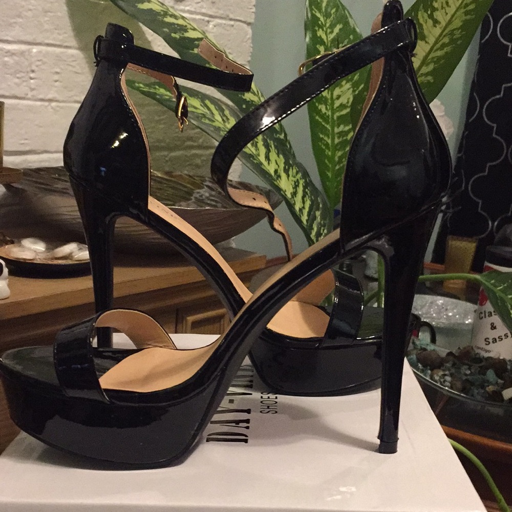 NEW DAY VINE HEELS SIZE 40